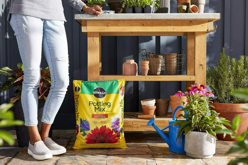 Miracle-Gro Garden Potting Mix for Plants 16 Quart Bag